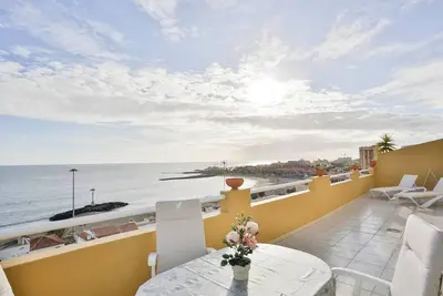 Image de Centrally located home with large terrace and ocean views