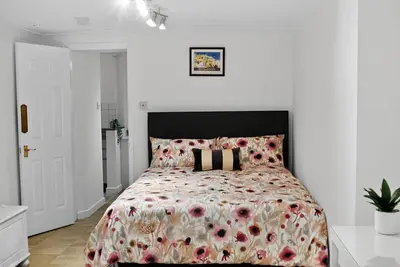 Image de Brighton Bliss | Patio, King Bed & Seaside Strolls