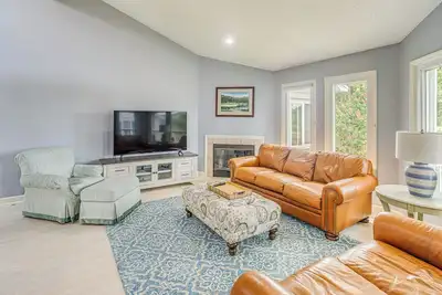Image de Marina & Pool: Roomy Golf-View Home in Southport