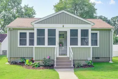Image de < 1 Mi to Colonial Beach: Coastal Gem w/ 2 Porches