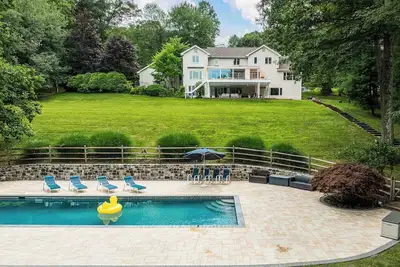 Image de Pool, Game Room, Movie Theater, Private Dock