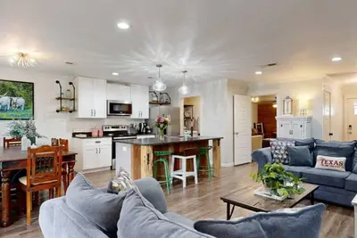 Image de Red Robin House ~ Aggieland Vacation Rentals