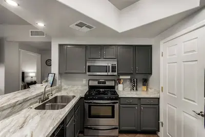 Image de Charming 2-bedroom condo with Heated Pool & fitness room, 1 King 1 Queen