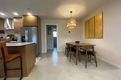 Image de Charming Midcentury Lake House
