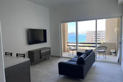Image de A place to relax, 2 mins away from the water with an ocean view from the balcony