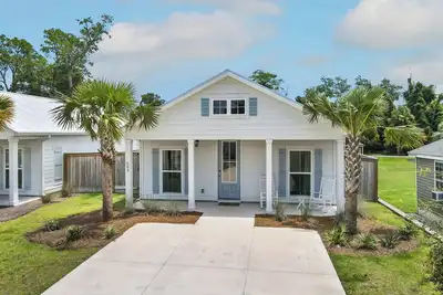 Image de Salty Blue is a new 2bd/2ba cottage, walking distance to restaurants & shops! Pool and fenced yard!