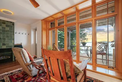 Image de Lakefront Retreat with Sauna, Fireplace & Parking