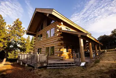 Image de Mosier Log Cabin, Mt Adams View, Great location!
