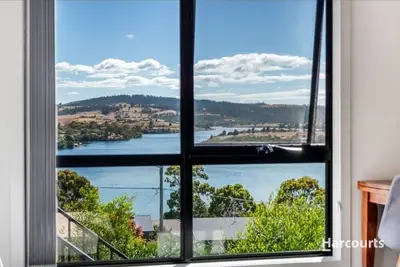 Image de Views On Falcon : \nPerfect for couples, solo travellers, or small families.