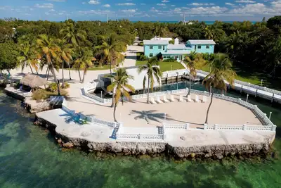 Spacious Bayfront Home with Pool, Dockage, Beach, Kayaks and More