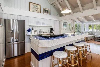 Image de Colorful Island-Style Canalfront Retreat in Islamorada with Dockage and Private Guest Suite