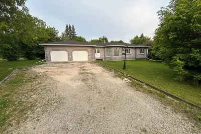 Image de Enjoy a rural 2 bedroom 2 bath family home with garage in north west Manitoba.