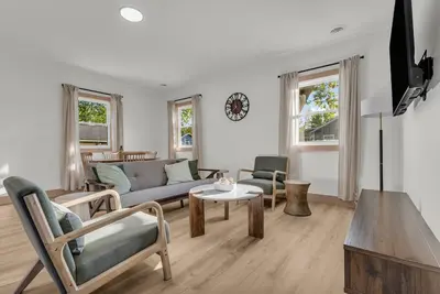 Image de Oak & Clay Haven – Walk to Bar & Beach!