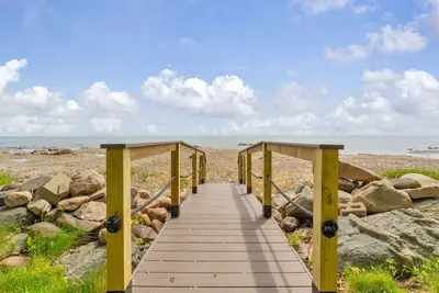 Image de Knot a Care - Lakefront Living with Great Views!