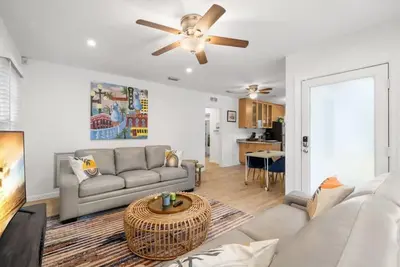 Image de The Hyde Out | Adorable Hyde Park Home w/ Hot Tub