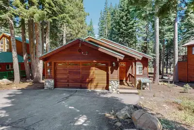 Image de Updated Cabin with Deck, Grill, Washer and Dryer, Access to Pool, Spa