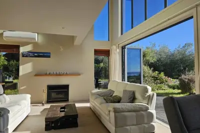 Image de Cosy bedroom with garden and lake view in a house in front of Taupo Lake!