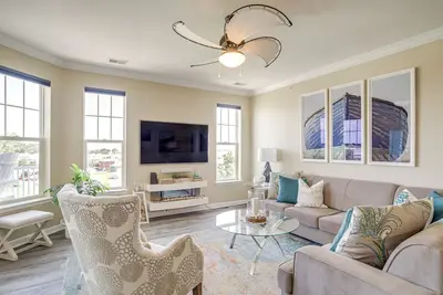 Image de Walkable Condo w/ Drawbridge Views in Cambridge