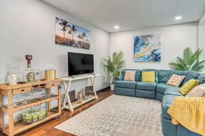 Image de 2 Mi to Beach: Family Getaway w/ Yard in St Pete!