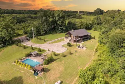 Image de Serenity Ridge • 6 Br Sleeps 16 • Pool • Hot Tub