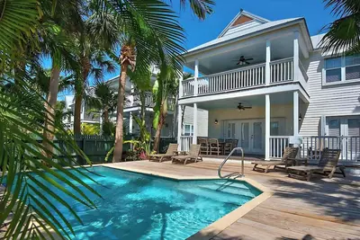 Image de Island-Style Living with a Full Kitchen and Direct Access to Pool!
