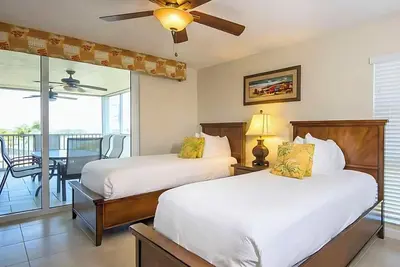 Image de Soak Pp the Sun by the Pool and Enjoy the Perks of your Own Kitchen!