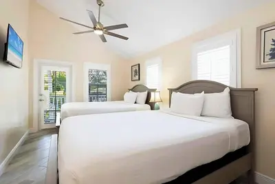 Image de Poolside Relaxation and Private Kitchen Amenities for the Perfect Stay!