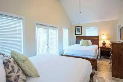 Image de A Perfect Mix of Comfort and Convenience with Pool Access and Full Kitchen!