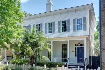 Image de Upscale Townhome Savannah, Steps to Forsyth Park