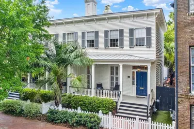 Image de Upscale Townhome + Carriage Savannah, Near Forsyth