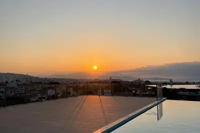 Image de Super T2 en bord de mer avec Rooftop et piscine sur le toit, aéroport et gare