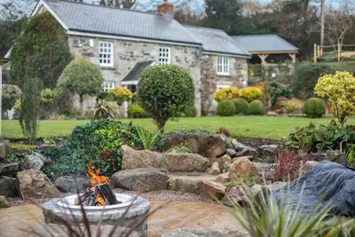 Image de Beautiful Cottage with Hot Tub & Outdoor kitchen