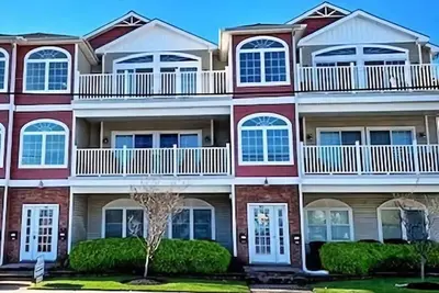 Image de 3 bedroom beach condo with 2 car garage