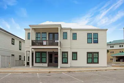 Image de 🌴Manhattan | Upstairs Duplex w/ 2 Decks | Walk to Marina | Pet Friendly 🐾