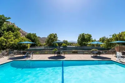 Image de 4 Family Units | Pool & Free Onsite Parking | Near Ramona Winery