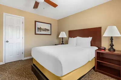 Image de Fun Starts Here! Onsite Pool and Fitness Center!