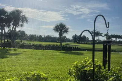 Image de 2 bed 2 bath condo, gated, pools, minutes drive to beaches, dining, shopping.