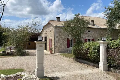 Image de Ferme de charme rénovée au calme piscine /Chic Farmhouse in 15 acres with pool