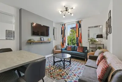 Image de Great for groups, 8 bedroom 4 bathroom 4x parking by StayByNumbers