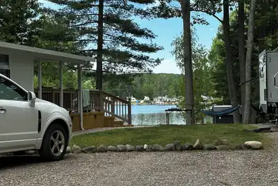 Image de Glamp & Get Amped Lake views, bubbly hot tub, paddle boat joy, & unlimited fun!