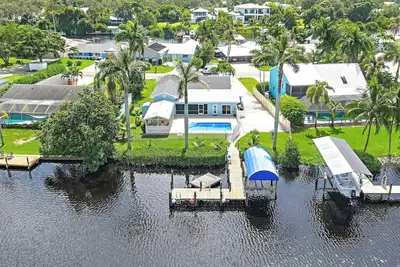 Image de Deep water front home with private dock, pool, outdoor kitchen and pool table.