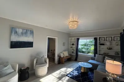 Image de Evermore Cottage—Minutes to Downtown Mac!