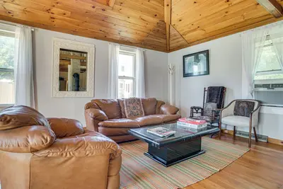 Image de < 1 Mi to Beaches: Home w/ Deck in Oak Bluffs