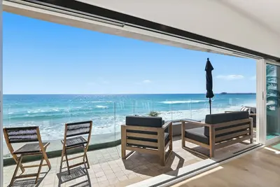 Image de Beachfront Boho Dream Sleeps 20! Luxury 8 Bedroom 9 Bath Home Steps from  Water