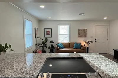 Image de Chic Cozy 2 bedroom Cottage in Chapel Hill with Ac and private parking