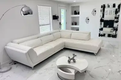 Image de Cozy Renovated Home Near Tampa Hotspots – Relax & Unwind with a Pool Table!