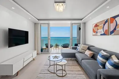 Beachfront 2b/2b  King Bed  Isla Verde  Parking