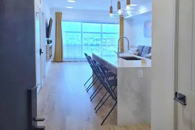 Image de Family Modern 1br +Den Condo Apartment, Dt, Balcony, Free Parking, Suite Laundry