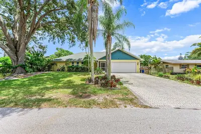Image de Perfectly Located Pool Home in Bonita Springs - Walk to shops, minutes to beach.