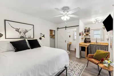 Image de Cozy cottage on Historical Blvd & Famous walking trail. Very Safe neighborhood